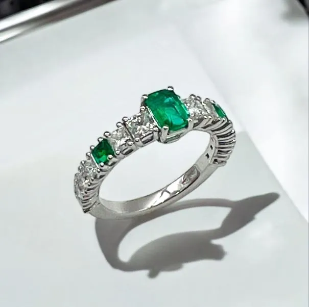 Anello 'Inganno', oro bianco 750/1000, ornato da diamanti (1,30 Ct) e smeraldi (0,70 Ct). 