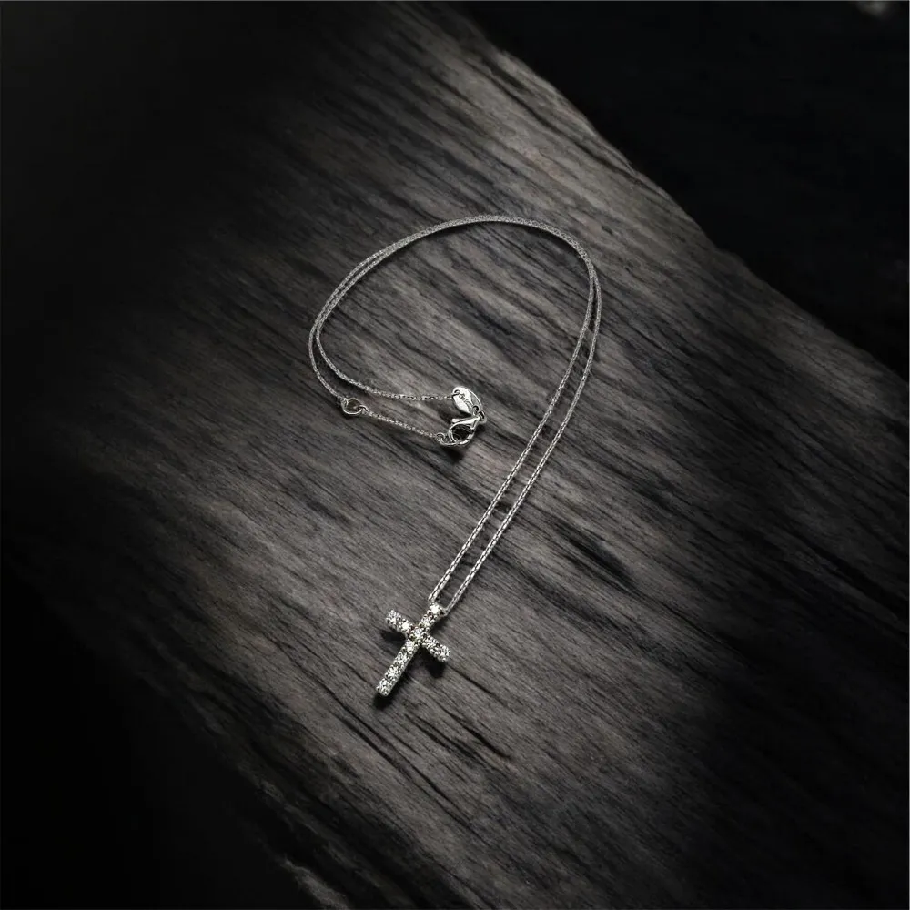 Collana Croce, oro bianco 750/1000, ornata da diamanti (0,26 Cti con accorcio regolabile.