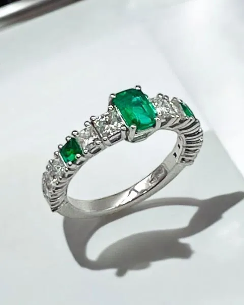 Anello in oro bianco con diamanti e smeraldi